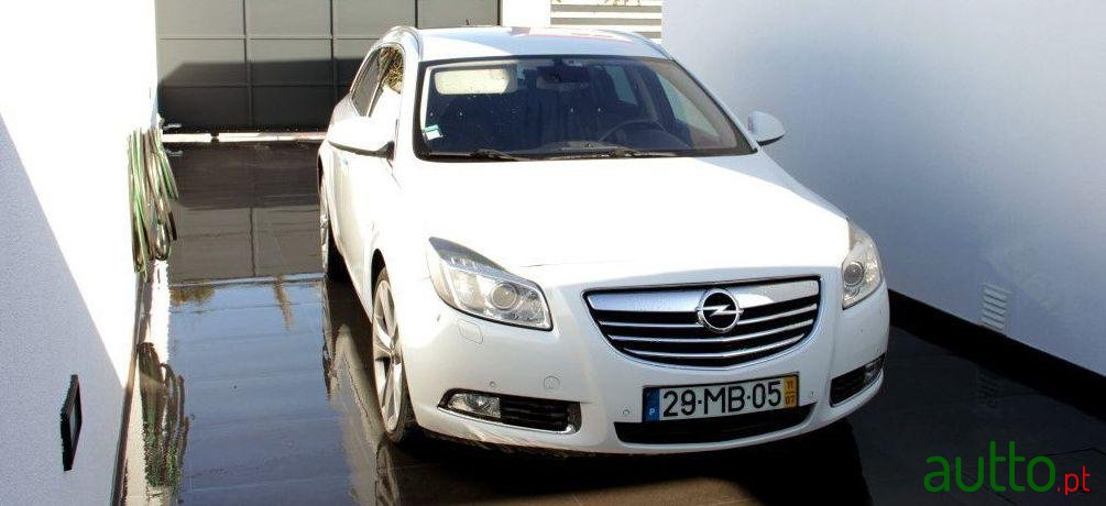 2011' Opel Insignia Sports Tourer photo #2