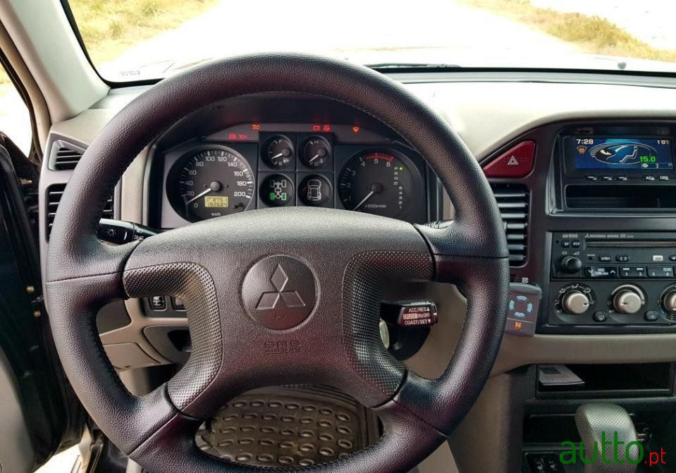 2004' Mitsubishi Pajero photo #1