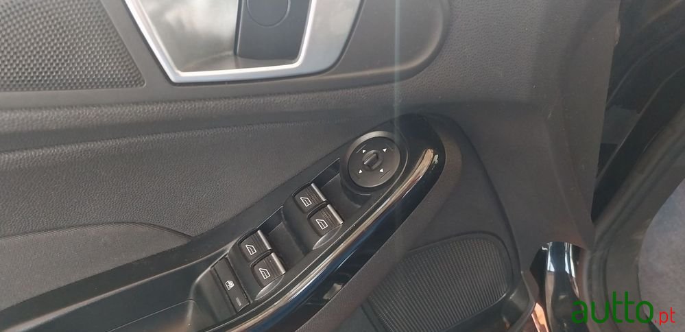 2015' Ford Fiesta photo #3