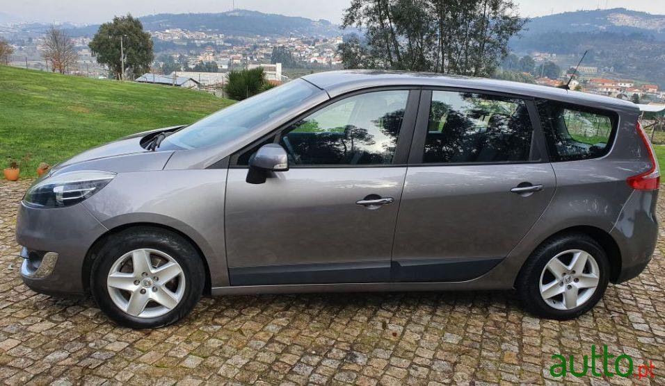 2012' Renault Grand Scenic photo #1