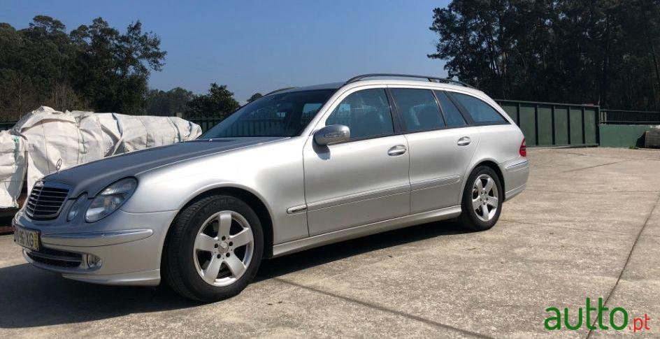 2004' Mercedes-Benz E-270 Avantgarde photo #3