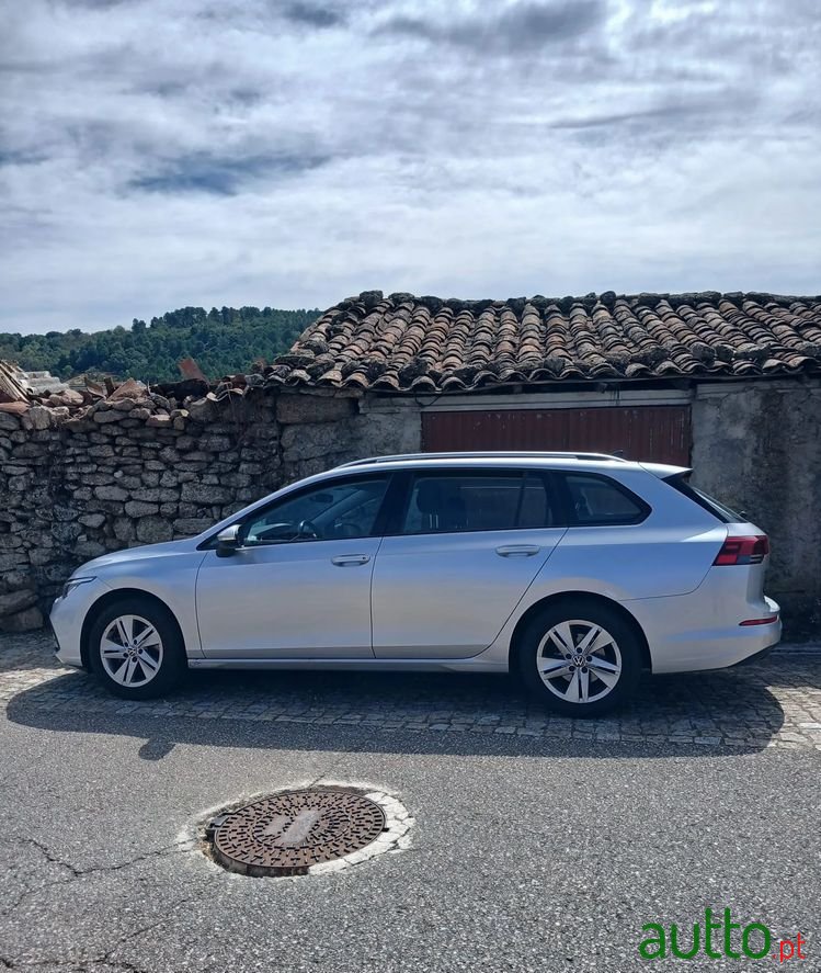 2023' Volkswagen Golf Variant photo #2