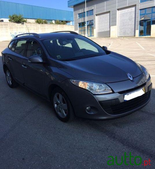 2011' Renault Megane Sport Tourer photo #2