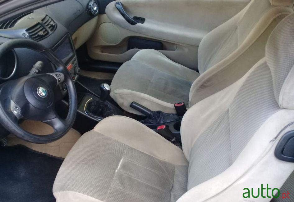 2002' Alfa Romeo 147 T.Spark photo #1