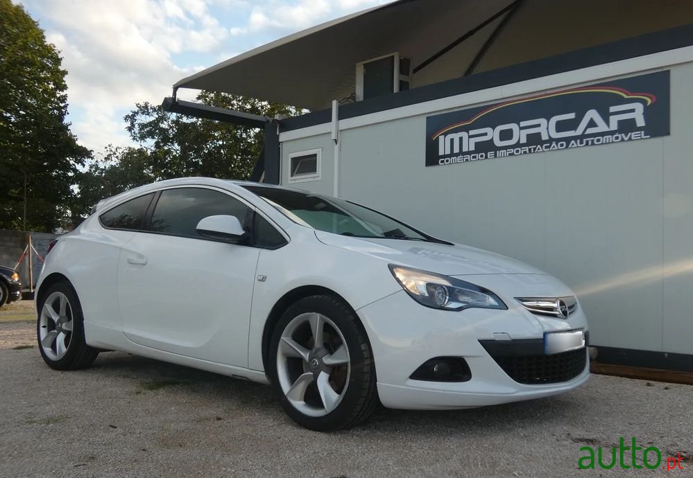 2012' Opel Astra Gtc photo #1