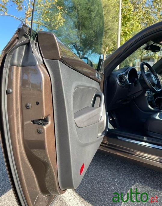 2013' Volkswagen New Beetle photo #4