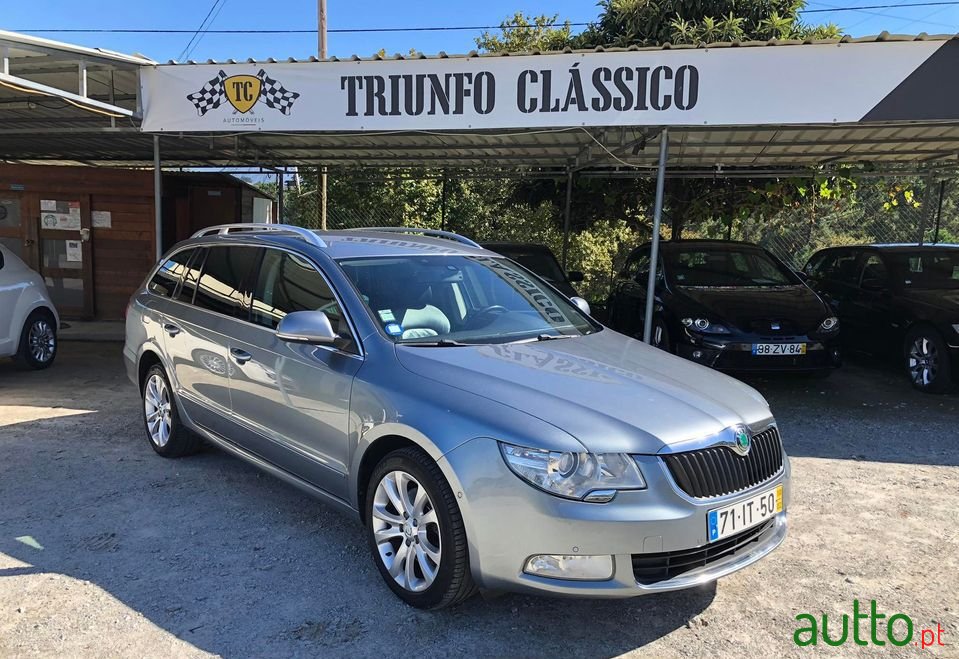 2010' Skoda Superb Break photo #2