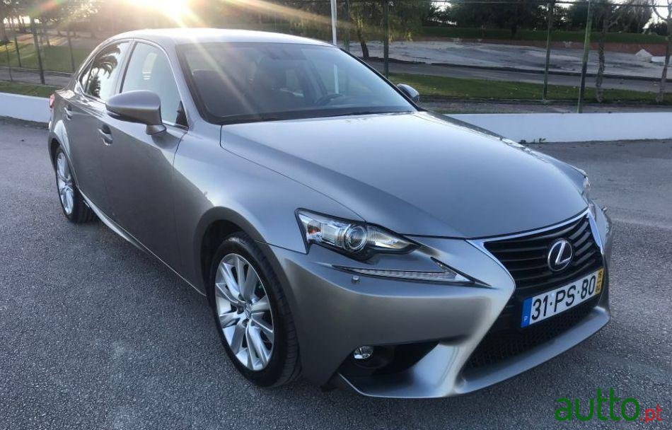 2015' Lexus Is-300H Executive + photo #3