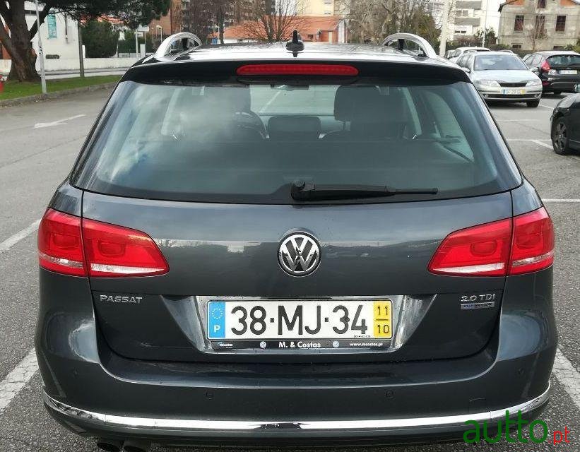 2011' Volkswagen Passat Variant photo #3
