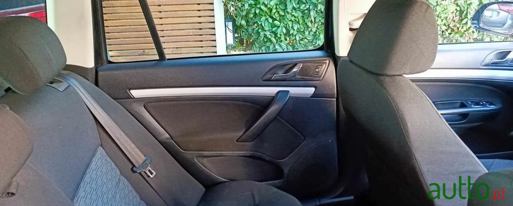 2010' Skoda Octavia Break photo #5