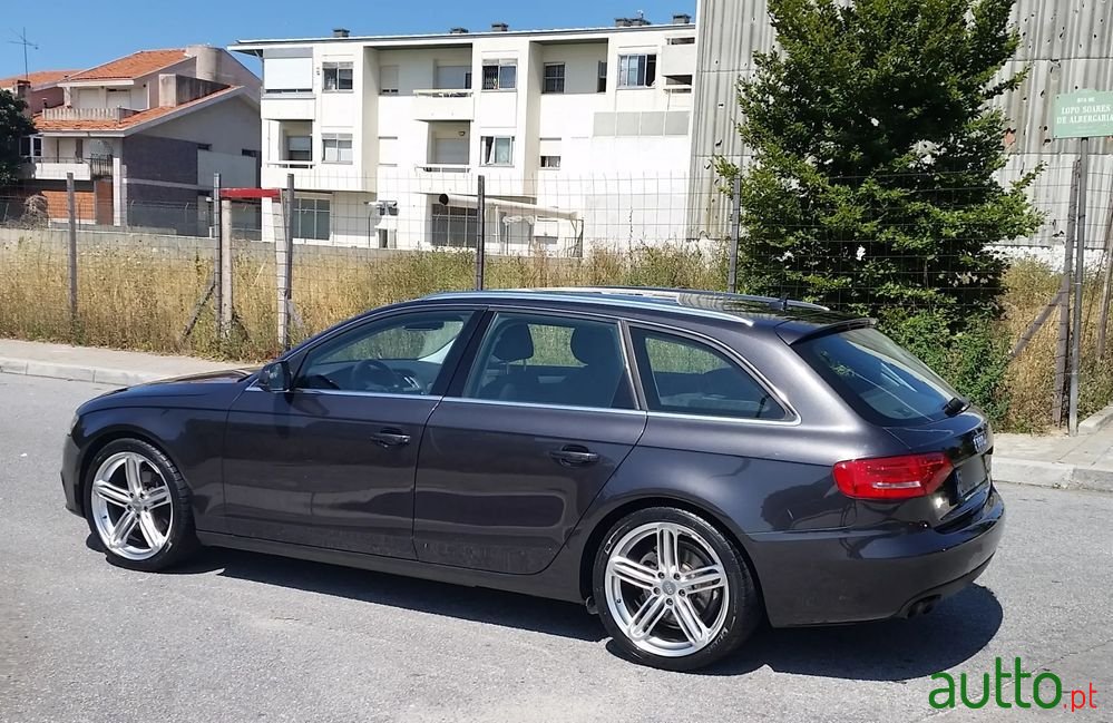 2011' Audi A4 Avant photo #2