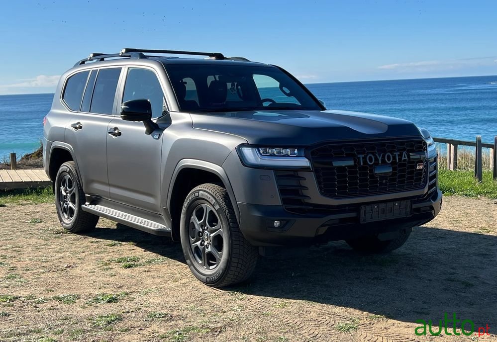 2023' Toyota Land Cruiser photo #2