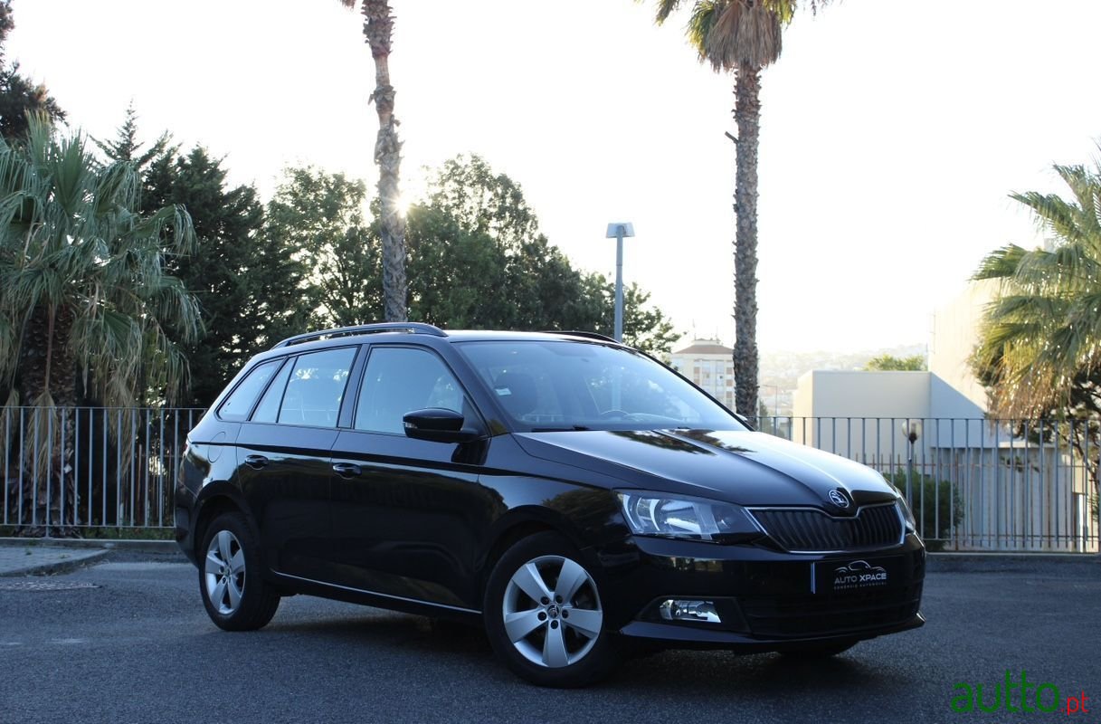 2015' Skoda Fabia Break photo #2