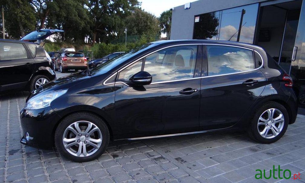 2012' Peugeot 208 1.4 HDi Allure photo #2