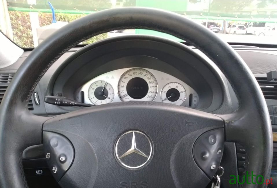 2004' Mercedes-Benz E-220 photo #2