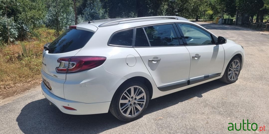 2011' Renault Megane Sport Tourer photo #3