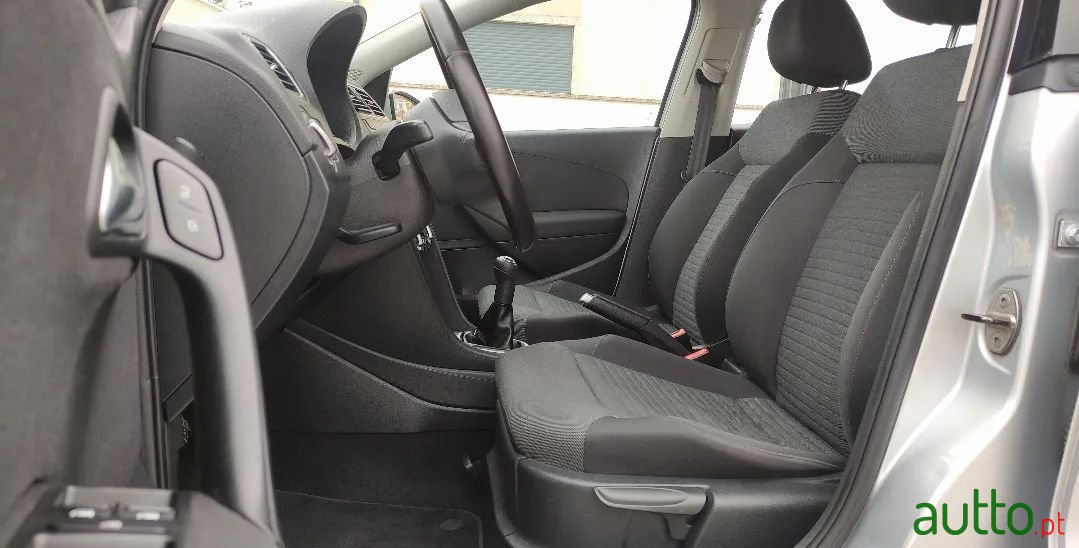 2010' Volkswagen Polo photo #5