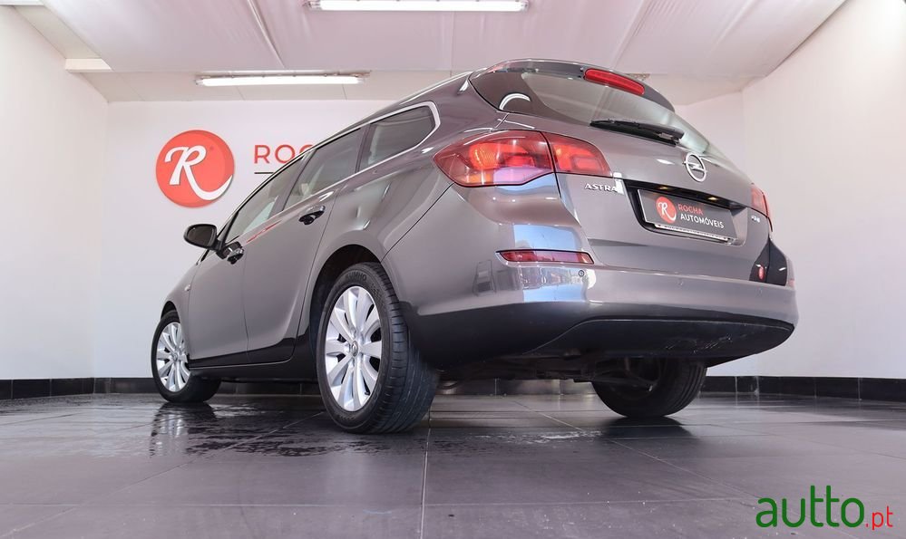 2011' Opel Astra Sports Tourer photo #4