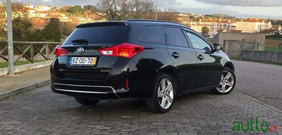 2013' Toyota Auris Touring Sports photo #3