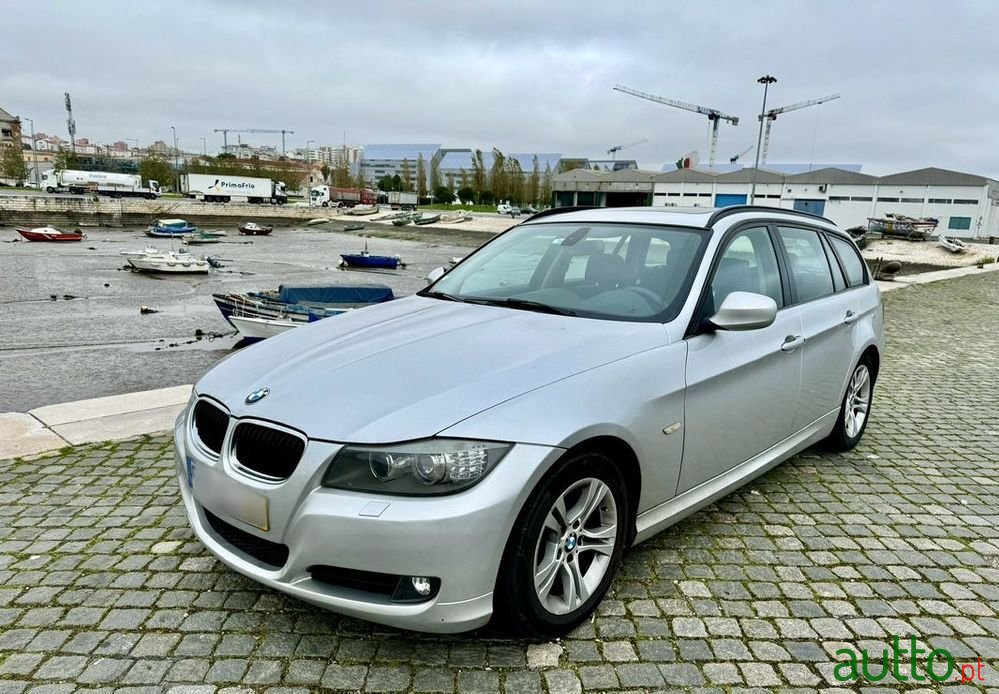2011' BMW 318 Gran Turismo photo #1