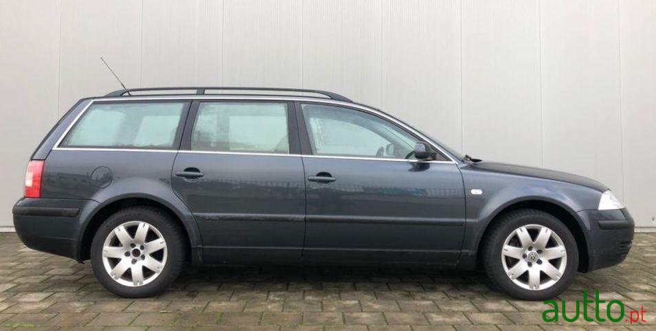 2002' Volkswagen Passat Variant photo #2