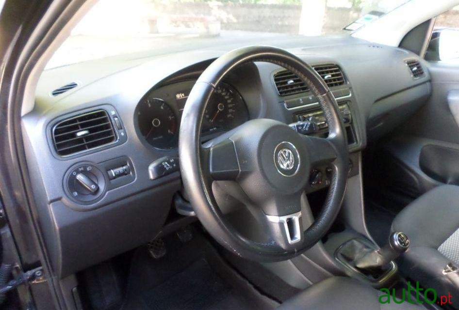 2011' Volkswagen Polo photo #4