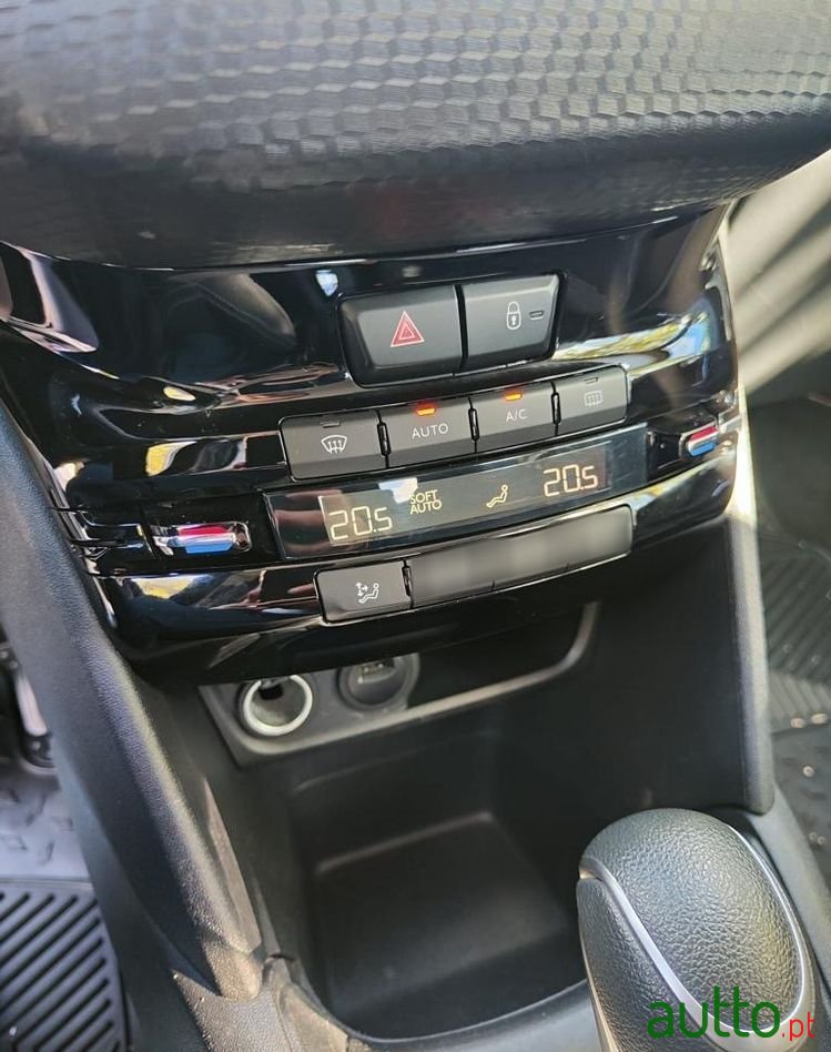 2019' Peugeot 208 photo #6
