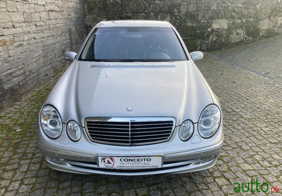 2002' Mercedes-Benz E-220 photo #3