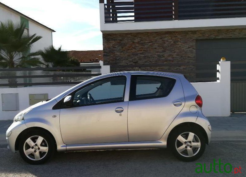 2006' Toyota Aygo 1.0 5 Portas photo #2