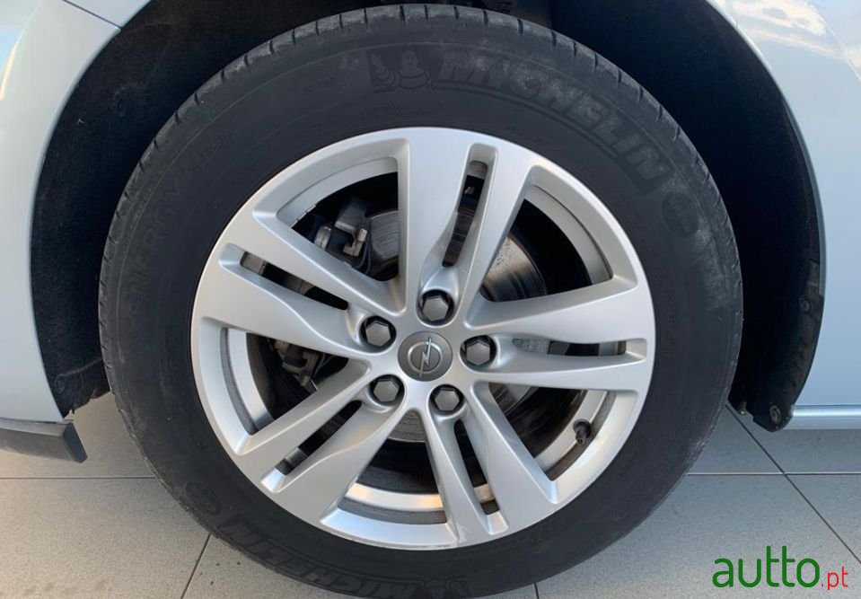 2018' Opel Astra photo #3