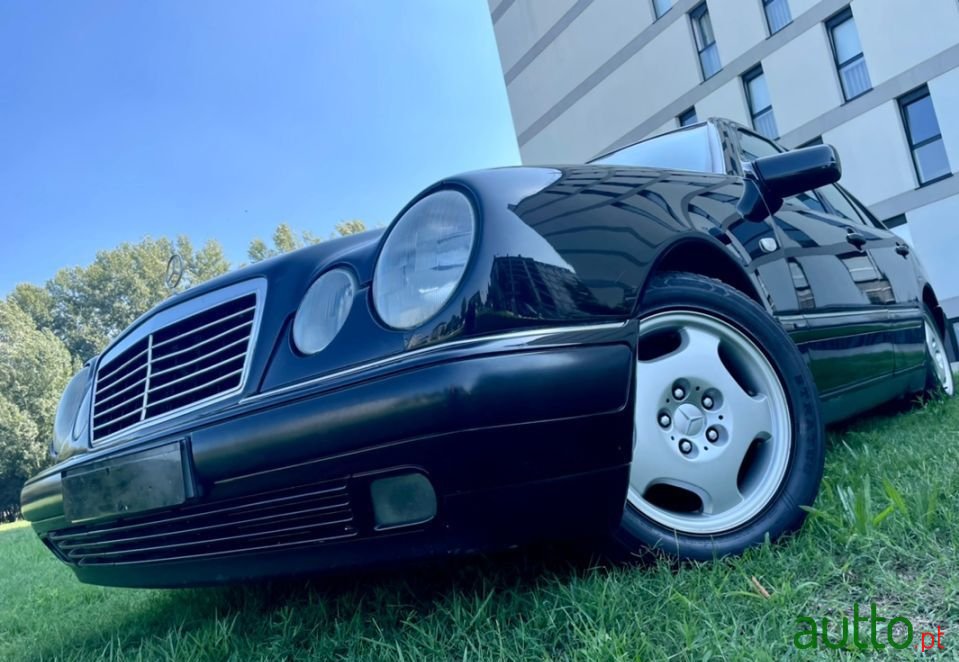 1999' Mercedes-Benz E-220 photo #1