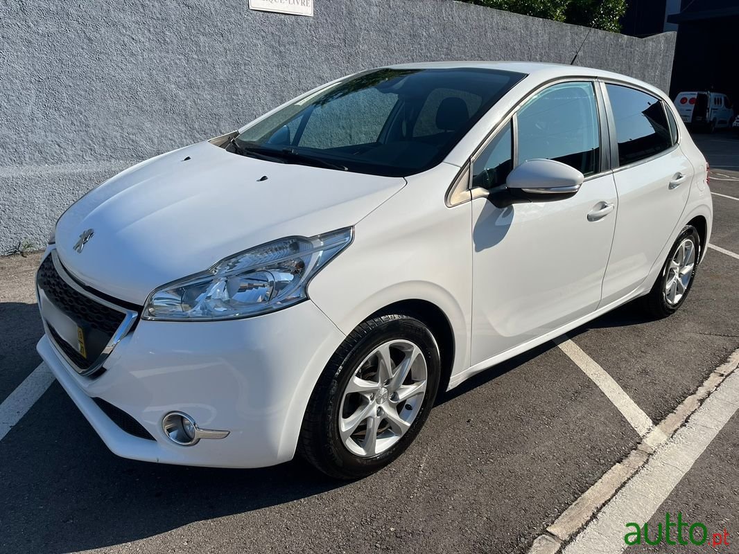2013' Peugeot 208 photo #1