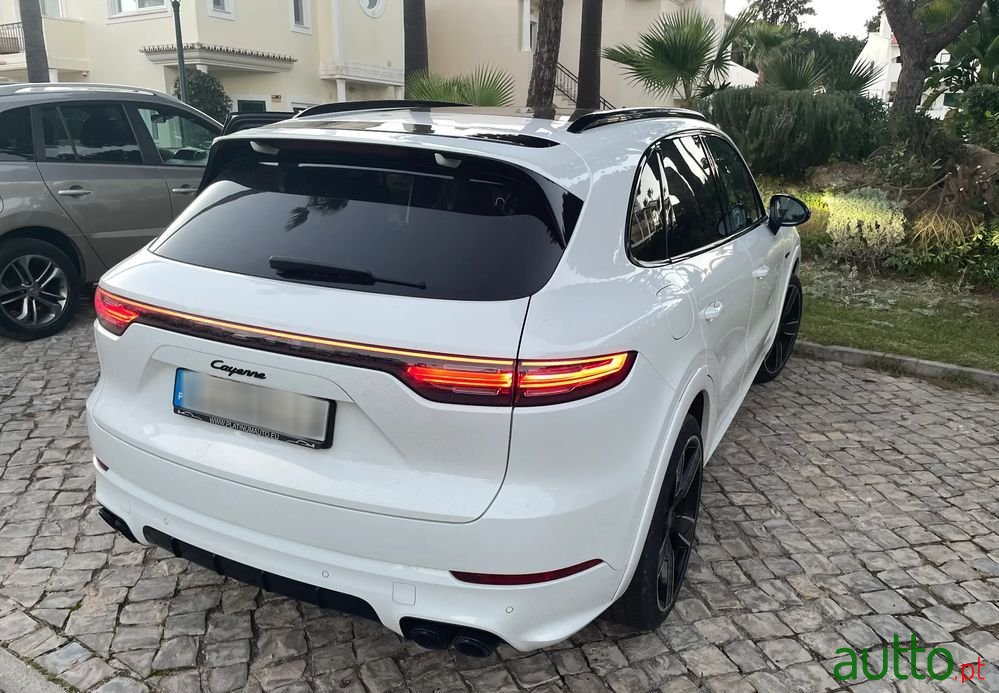 2020' Porsche Cayenne photo #3