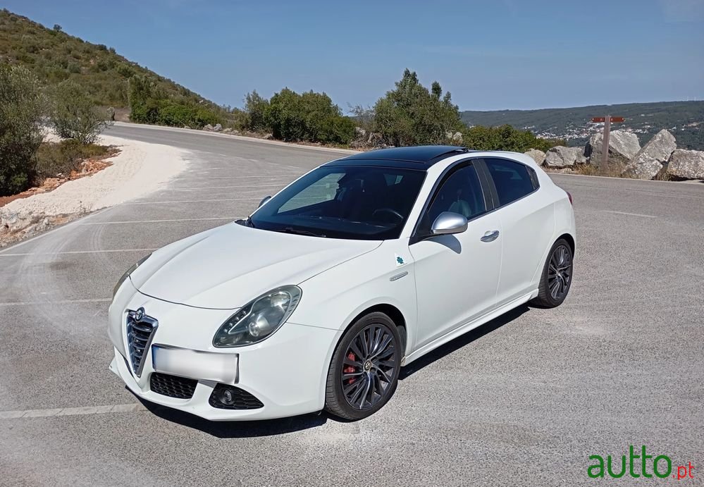 2011' Alfa Romeo Giulietta photo #2