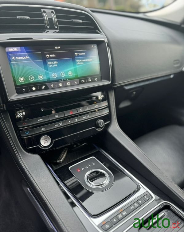 2017' Jaguar F-Pace photo #6