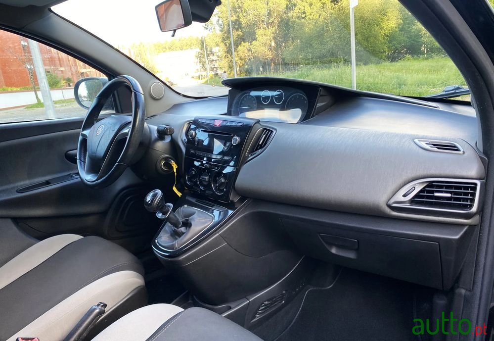 2013' Lancia Ypsilon 1.2 S&S Fashion photo #5