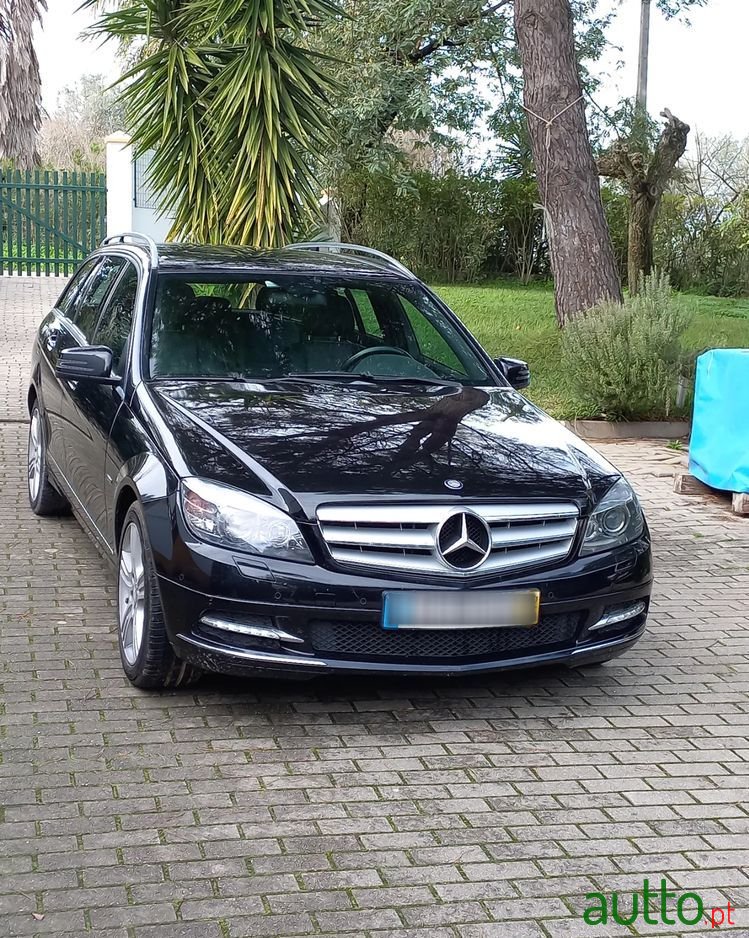 2010' Mercedes-Benz Classe C photo #1
