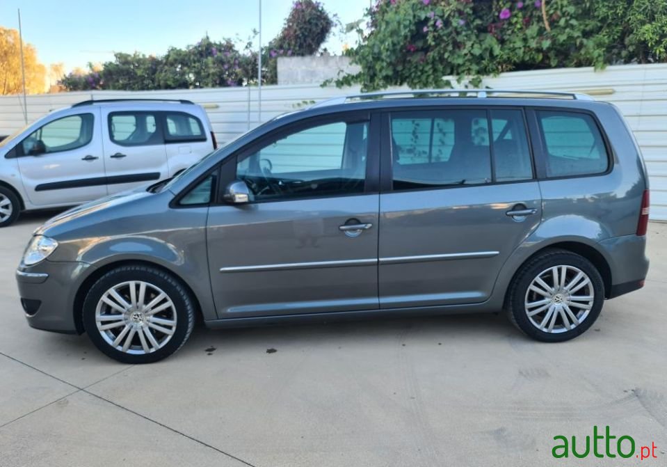 2007' Volkswagen Touran photo #3
