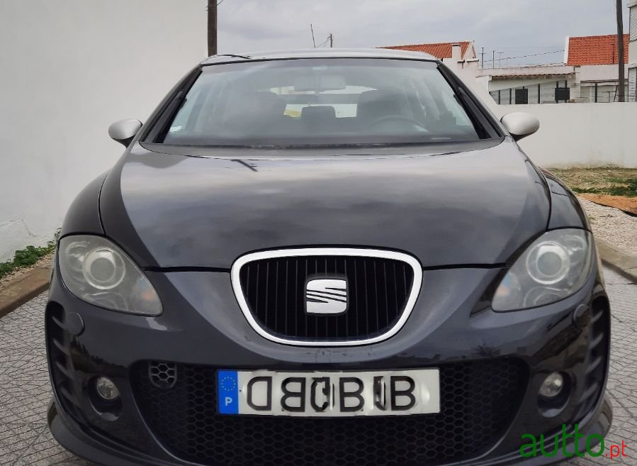 2007' SEAT Leon photo #2