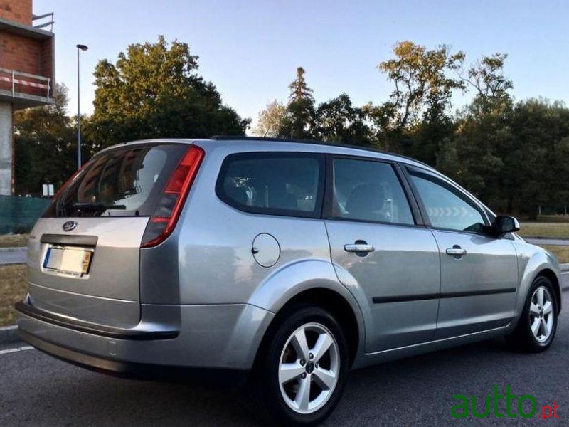 2005' Ford Focus Sw photo #2