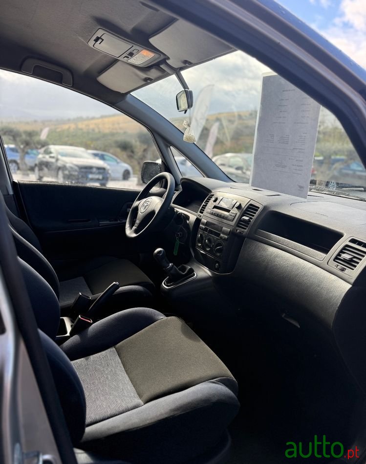 2002' Toyota Corolla Verso photo #5