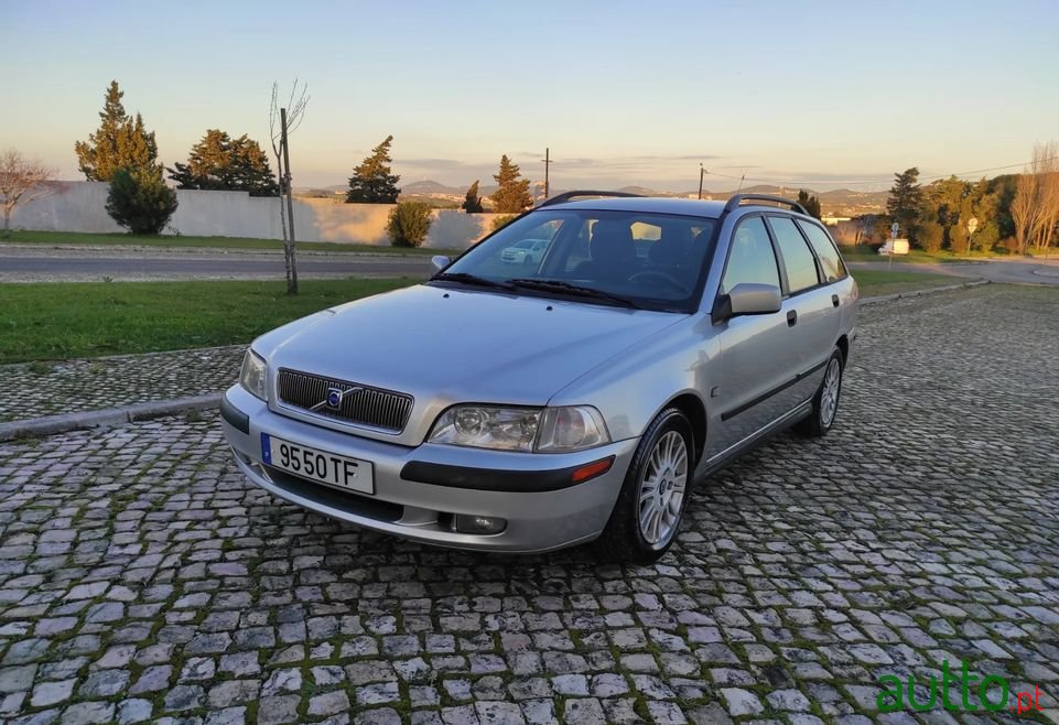 2002' Volvo V40 photo #3