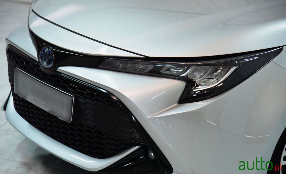 2019' Toyota Corolla Touring Sports photo #2