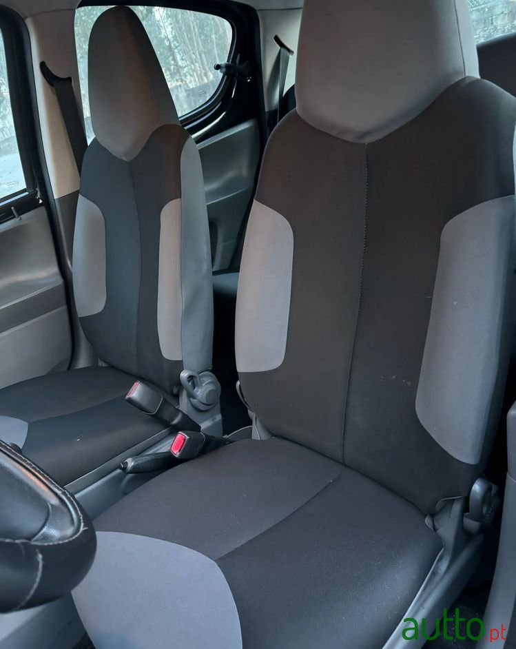 2010' Peugeot 107 photo #6