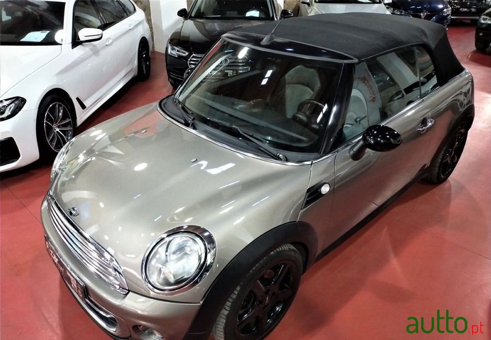 2012' MINI Cabrio photo #2