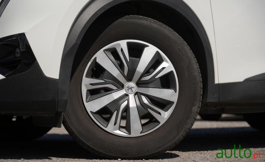 2021' Peugeot 2008 photo #3