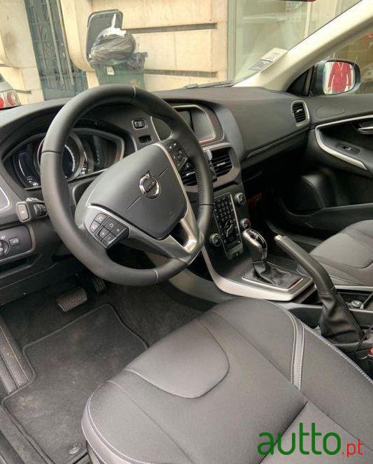 2019' Volvo V40 photo #2