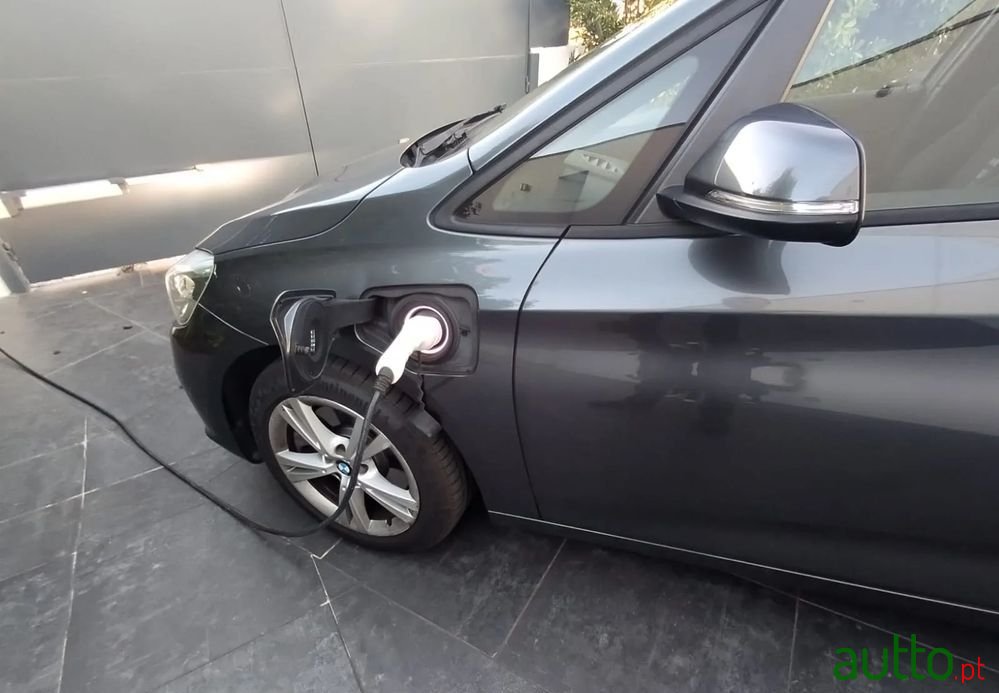 2016' BMW 225Xe Active Tourer photo #2