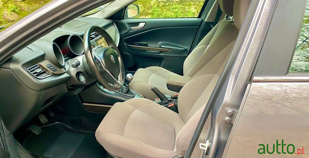 2015' Alfa Romeo Giulietta photo #6