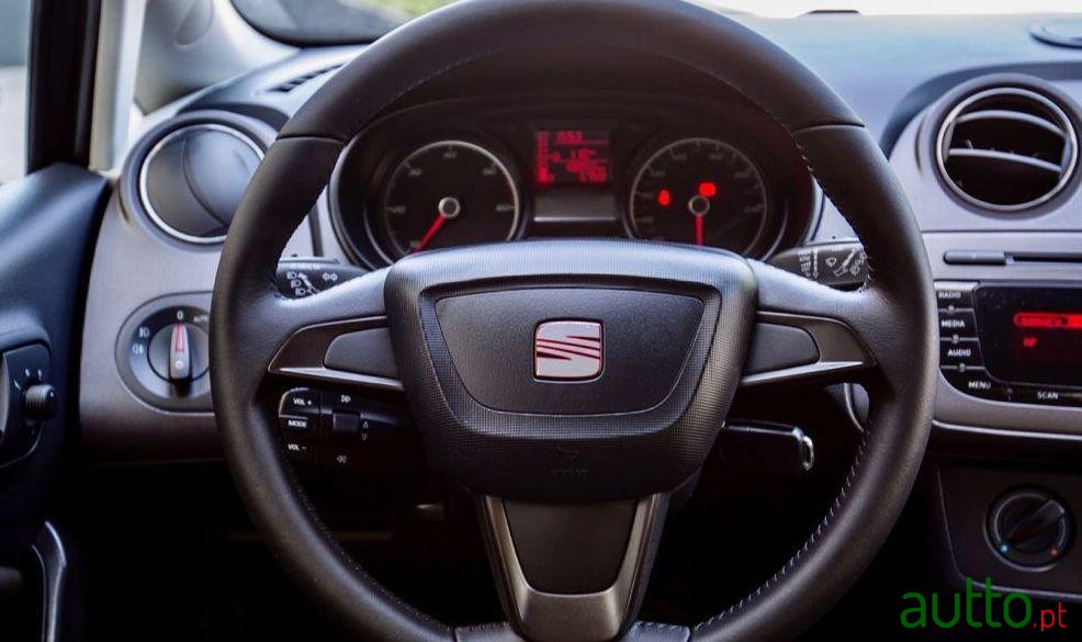 2012' SEAT Ibiza Tdi Exclusive photo #2